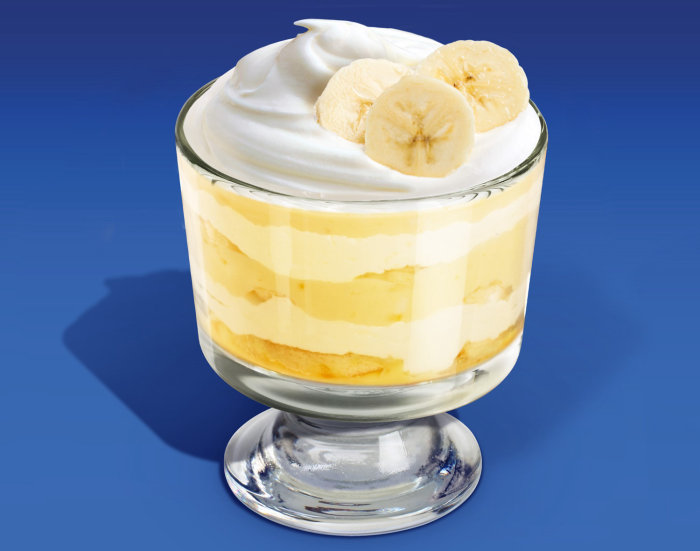 L&#39;emballage du yaourt grec Oikos affiche du pudding à la banane