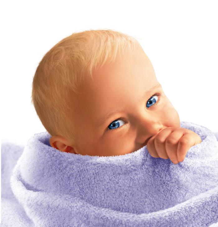 タオルに包まれた青い目の赤ちゃん