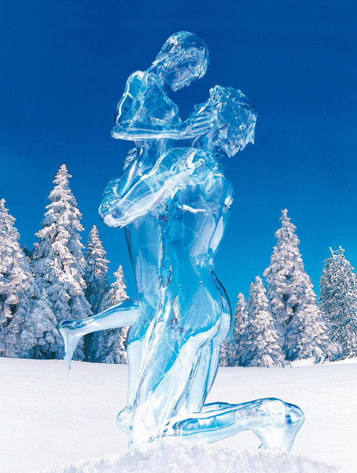 Beau couple sculpture sur glace