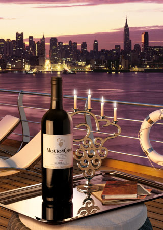 Botella de vino Mouton Cadet en barco
