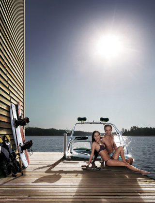 Casal sentado no deck da praia
