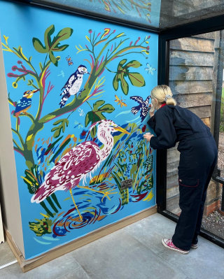 Dibujo mural con tema de pájaros de Georgie Stewart