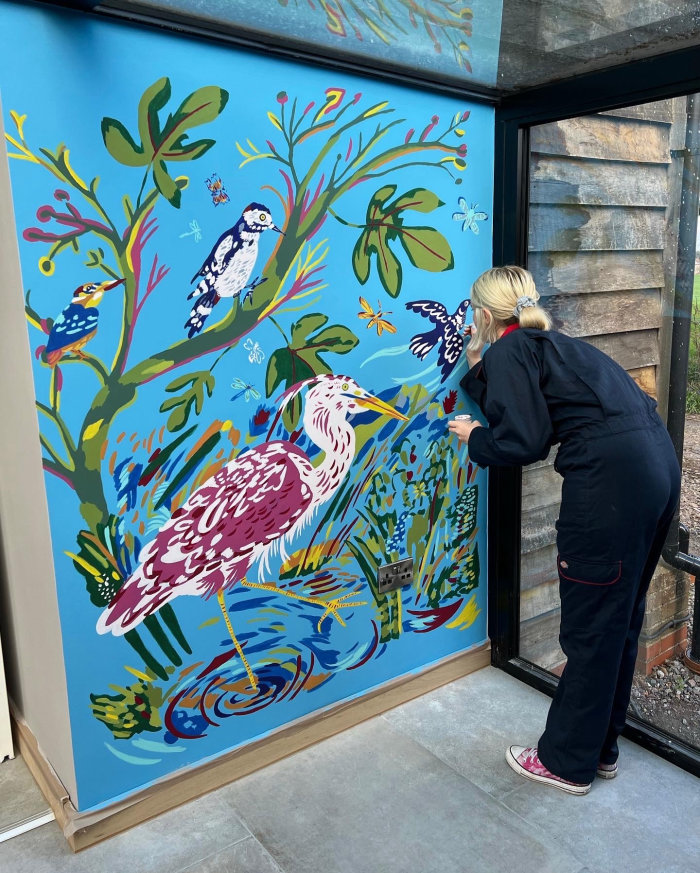 Desenho mural com tema de pássaros por Georgie Stewart