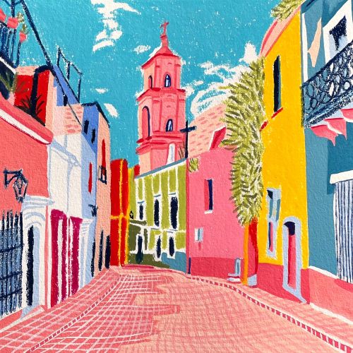 建物や教会の塔が並ぶカラフルなメキシコの街路