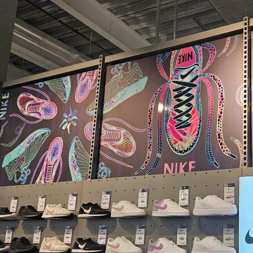 店内に芸術的なスニーカーデザインをあしらったカラフルなナイキの壁画