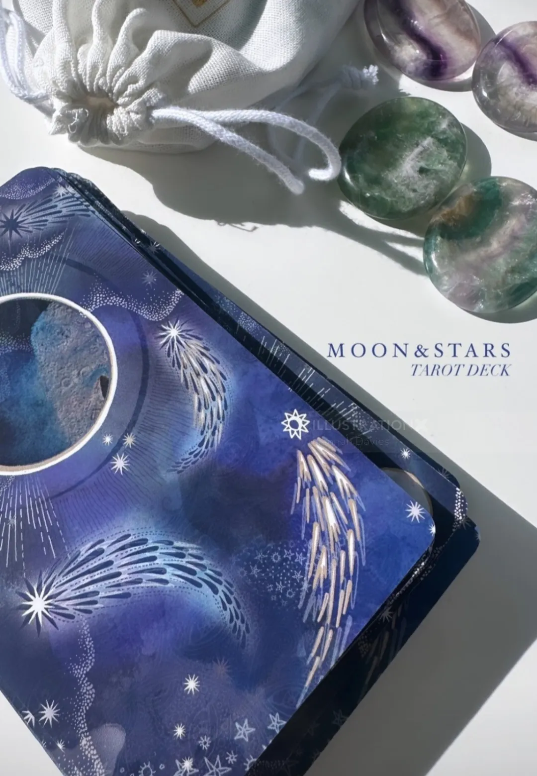 Moon & Stars Tarot-Deck und farbenfrohe Edelsteine ​​von Hannah Davies