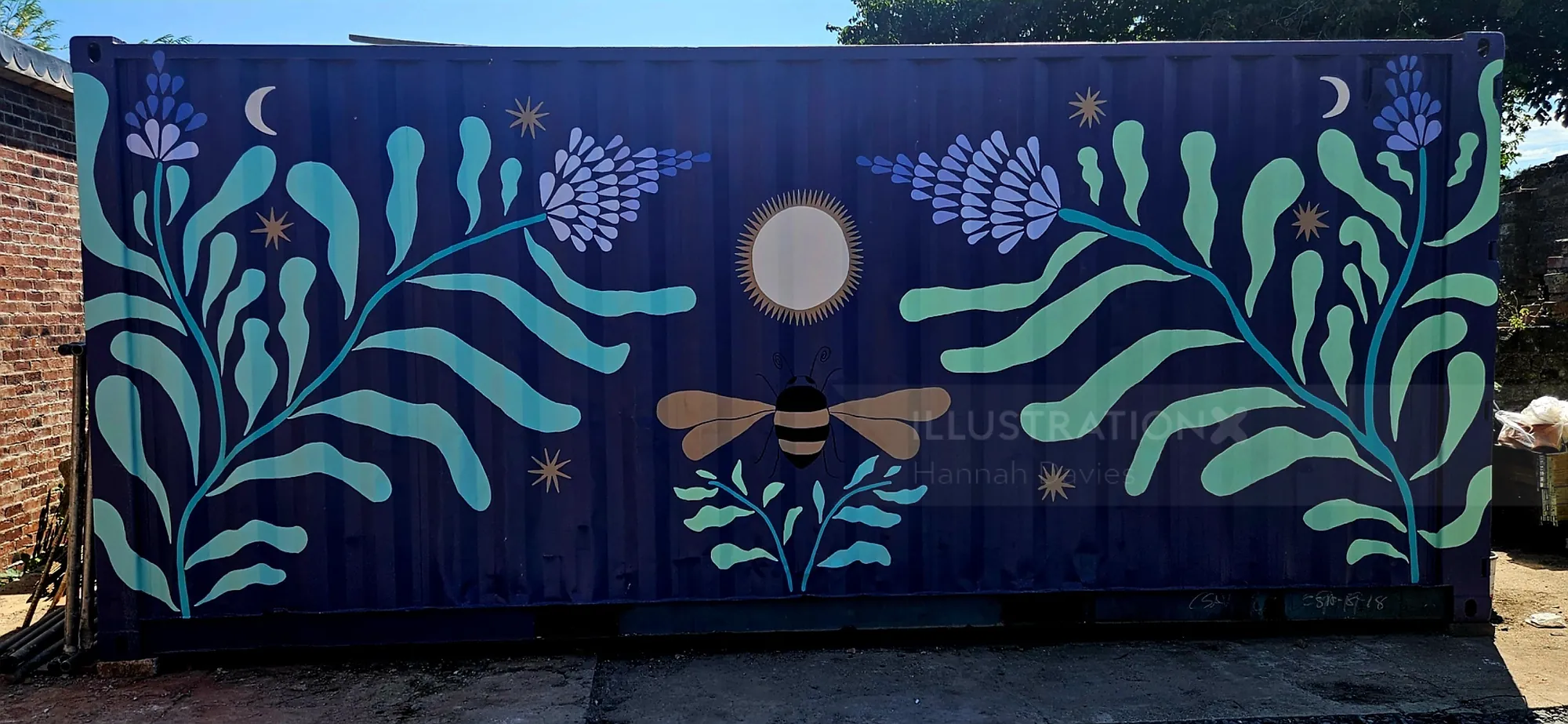 Mural botânico em contêiner marítimo por Hannah Davies
