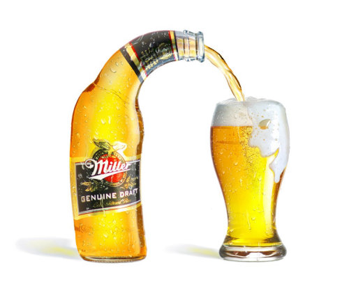 Rendu 3D de bouteille Miller et verre à bière