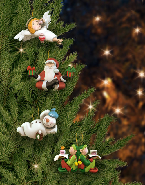 Árvore de Natal decorada com bonecas