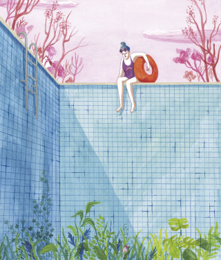 mujer sentada en una piscina vacía
