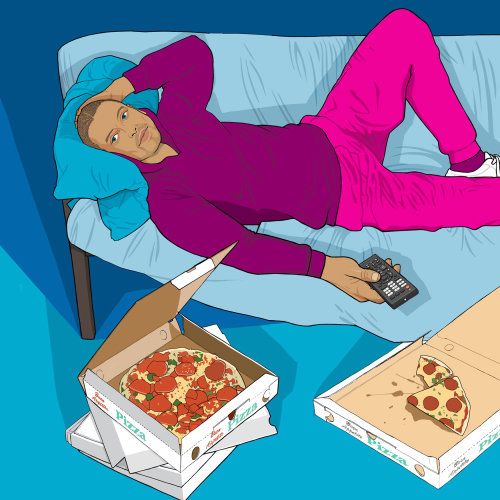 Homem assistindo filme e comendo pizza em casa