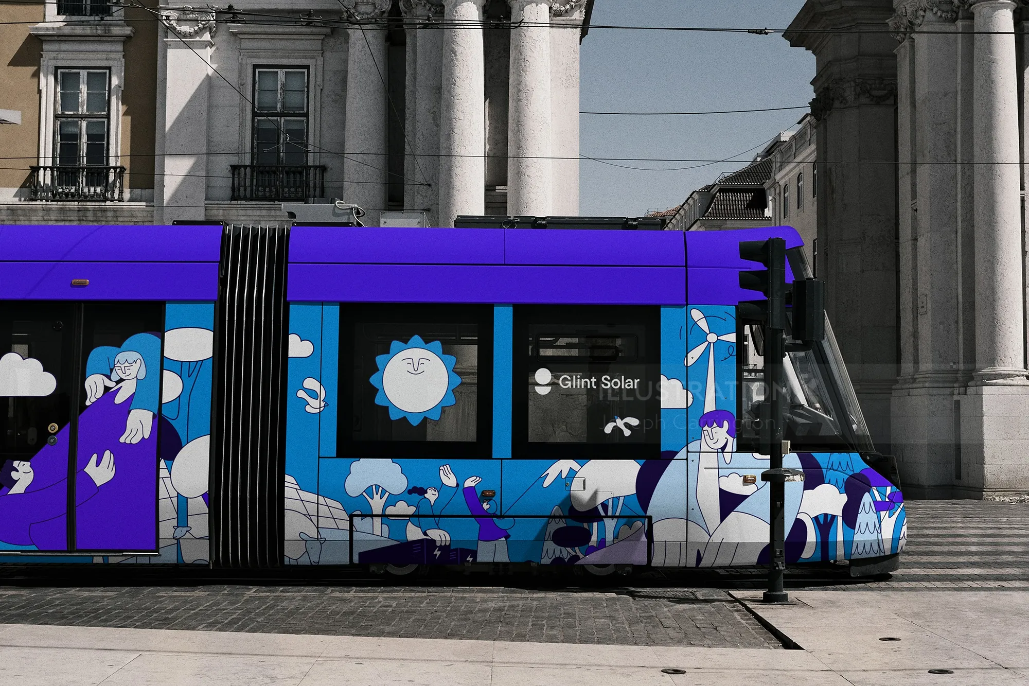 Farbenfrohe Straßenbahn-Kunstwerke von Joseph Carrington vor einem neoklassizistischen Gebäude