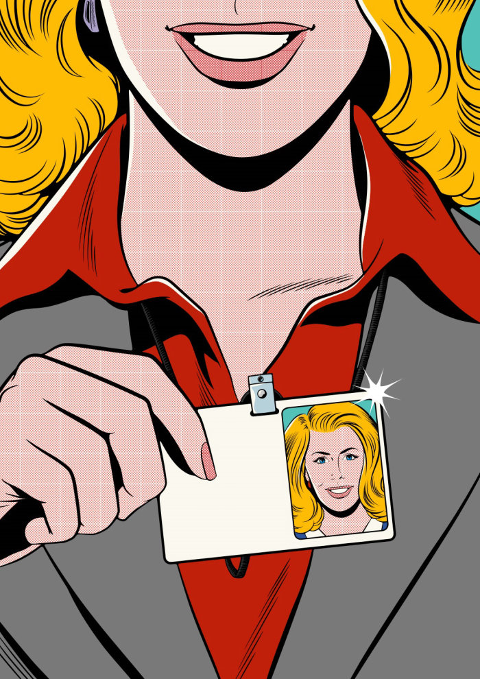 mujer sonriente con tarjeta de identificación