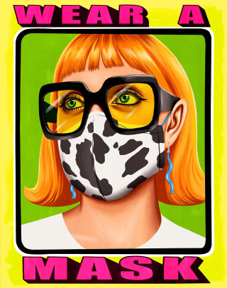 Portrait de femme portant un masque