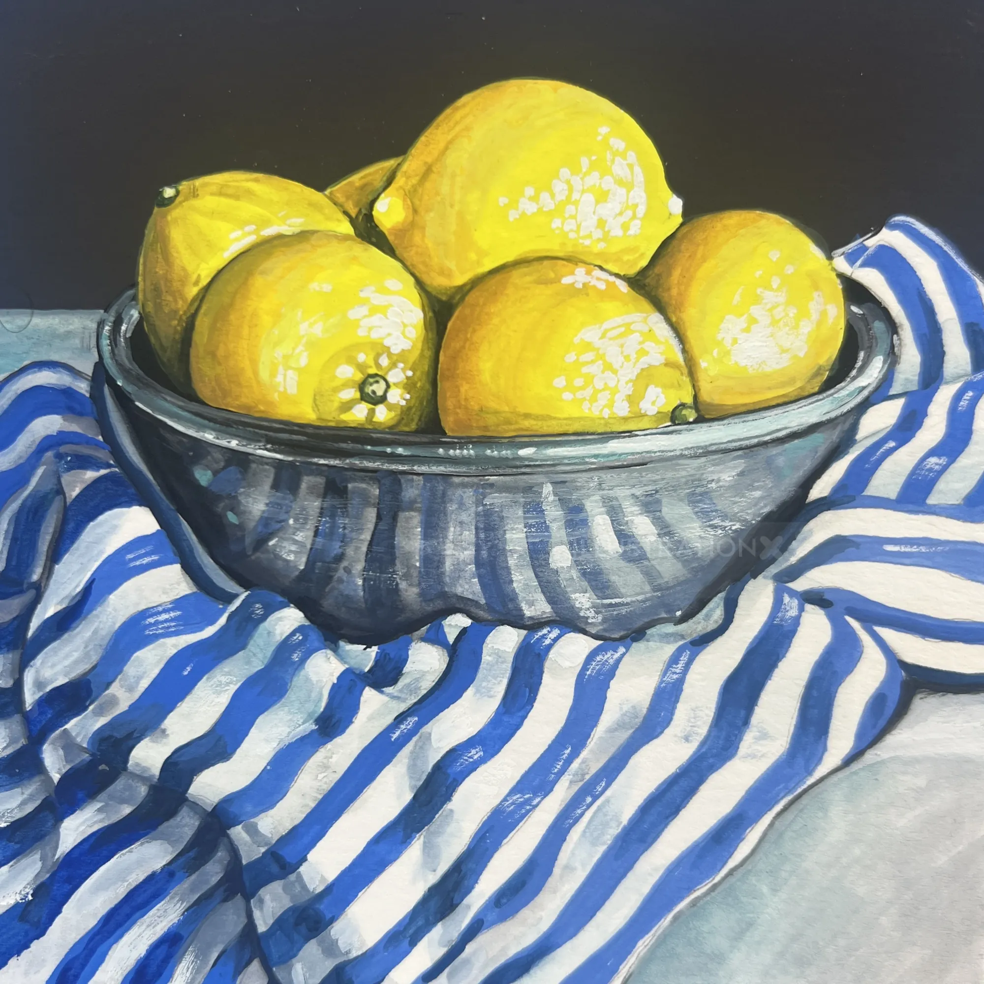 Bol rempli de citrons sur tissu rayé bleu et blanc