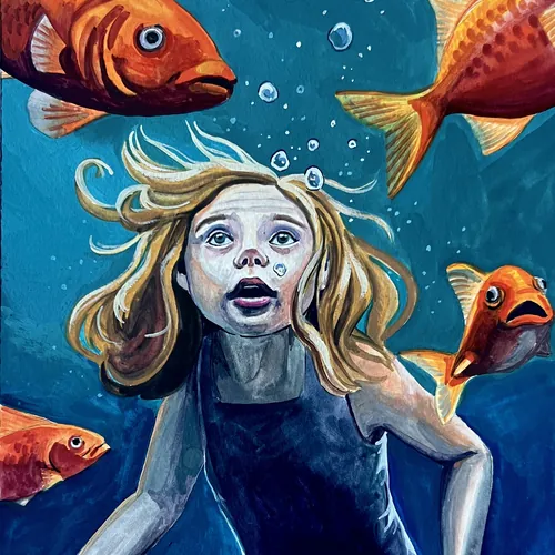 Chica bajo el agua con los ojos abiertos rodeada de peces naranjas y burbujas.