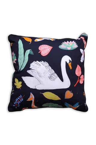 Motif de cygne imprimé sur coussin par Karen Mabon