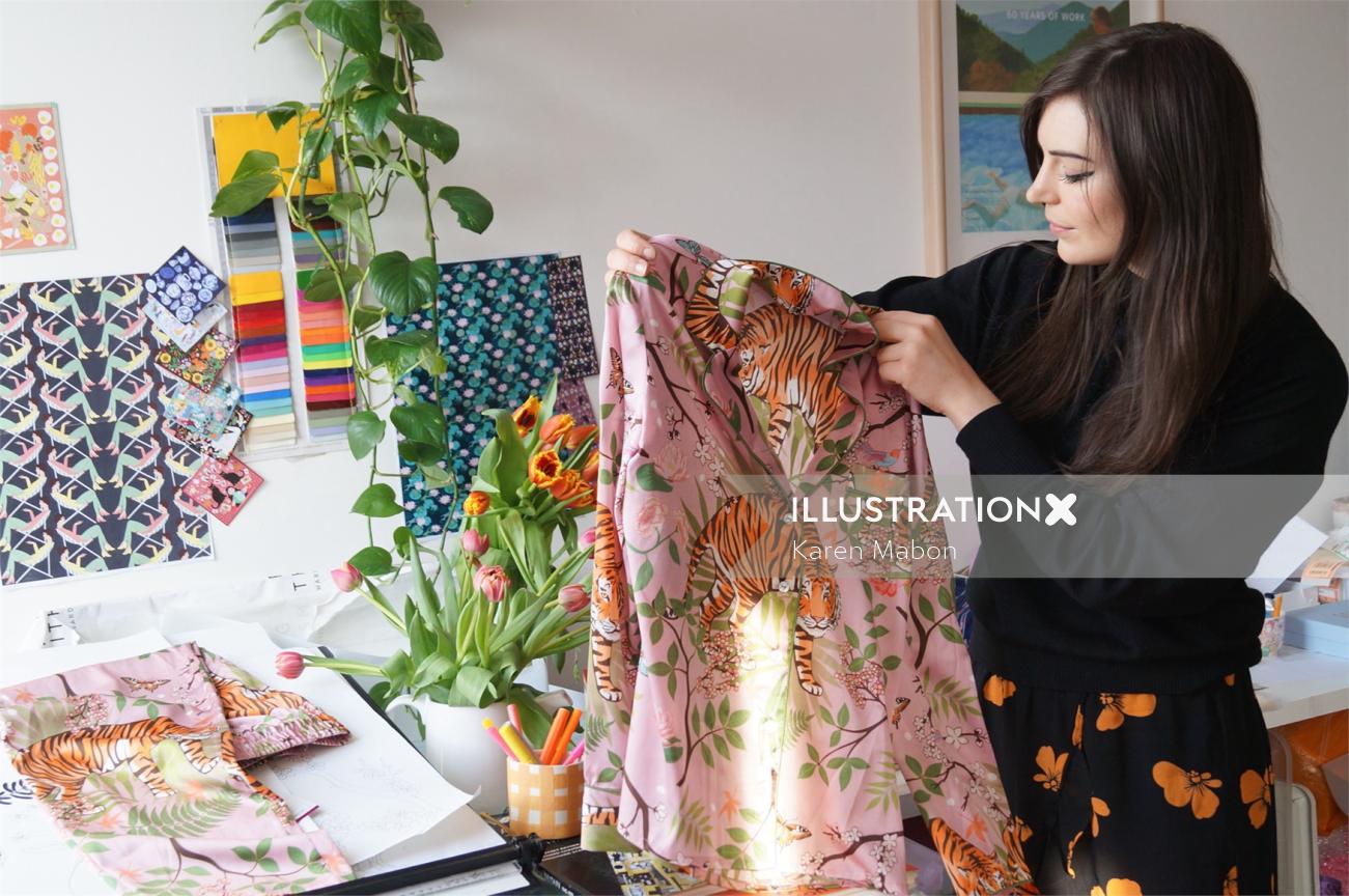 Karen Mabon exibindo Tiger floresce pijamas de seda