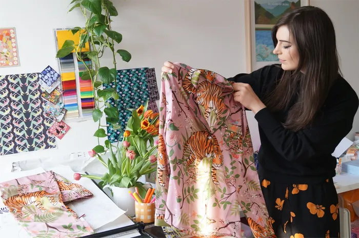 Karen Mabon présentant un pyjama en soie à fleurs de tigre