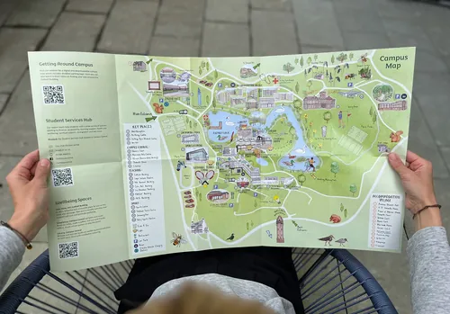 Œuvre de Katherine Kannon représentant des mains tenant un plan illustré du campus