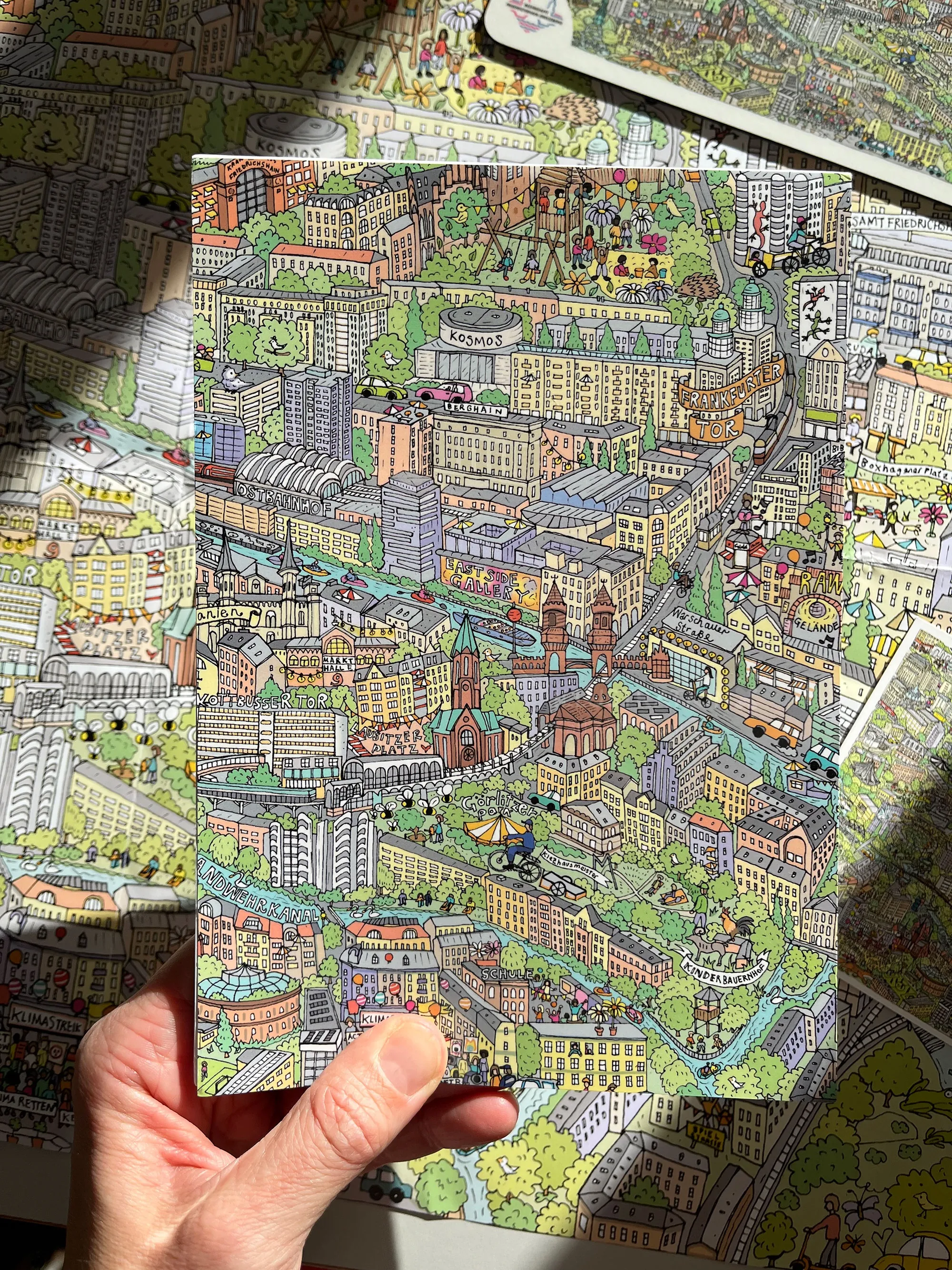 La carte de ville illustrée et colorée de Katherine Kannon, tenue dans la main d'une personne