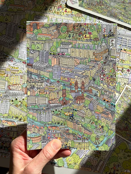 La carte de ville illustrée et colorée de Katherine Kannon, tenue dans la main d'une personne