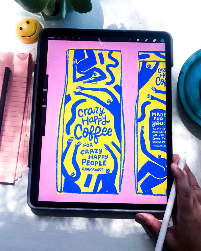 Letras de café feliz louco feitas no tablet