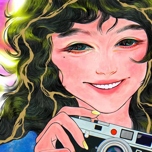 Smiling woman holding a camera with curly hair