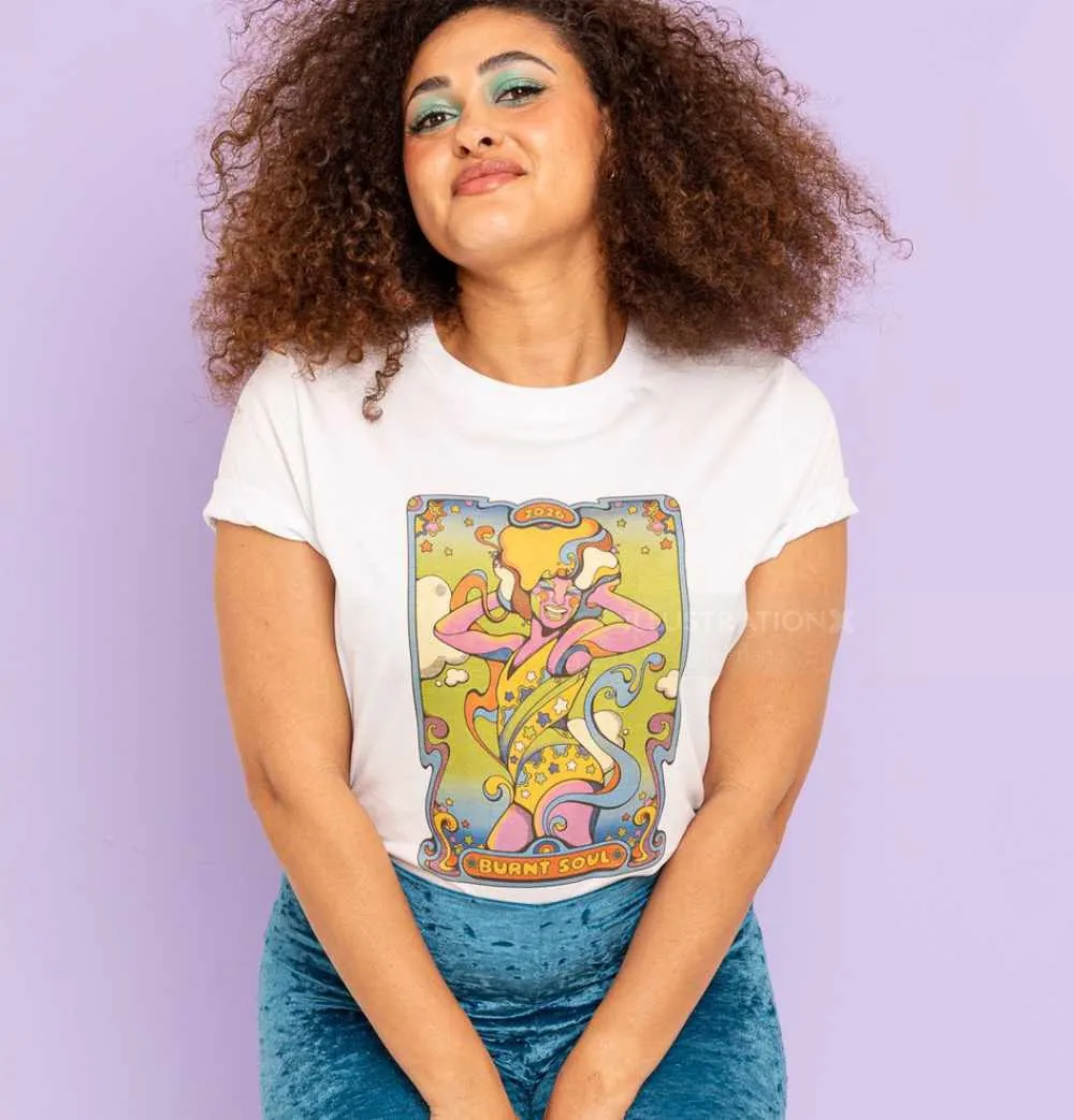 Frau trägt ein Burnt Soul Festival-T-Shirt mit psychedelischem Design von Laura Greenan