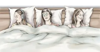 les femmes sont allongées sur le matelas