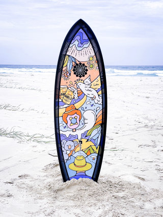 prancha de surf com tema australiano na praia