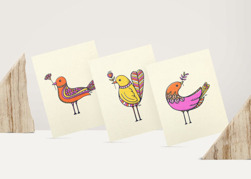三个五颜六色的老式鸟字符在一系列卡片上带有鲜花礼物