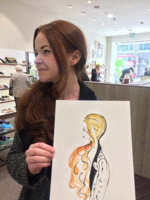 Evento ao vivo desenhando mulher com cabelo dourado