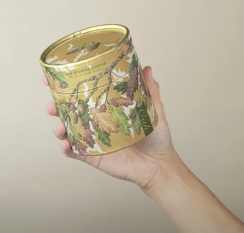 手持香薰蜡烛，配以Marieke Nelissen创作的植物插图