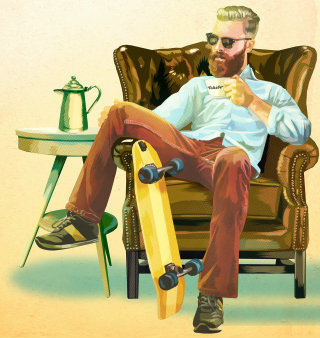 スケートボードを持ってソファに座っている男性