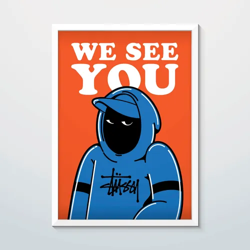 Mysteriöse Person in blauem Hoodie mit dem Schriftzug „We See You“ auf orangefarbenem Hintergrund