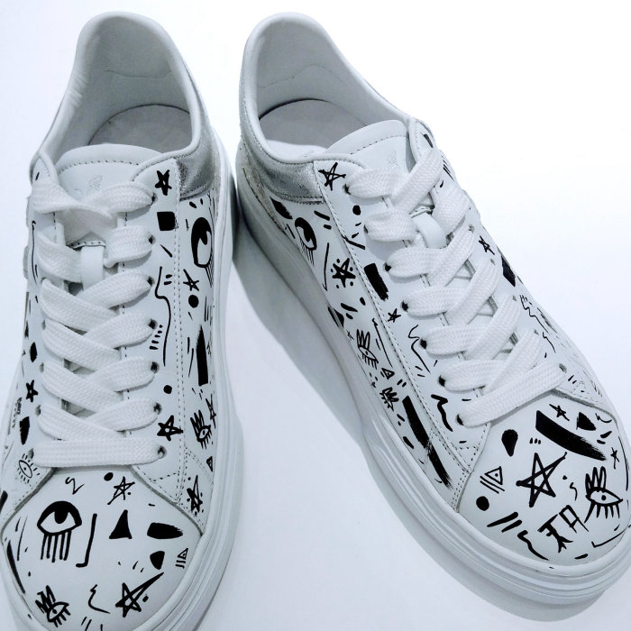 Arte em preto e branco em sapatos brancos