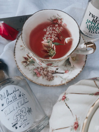 Fleurs graphiques dans une tasse de thé