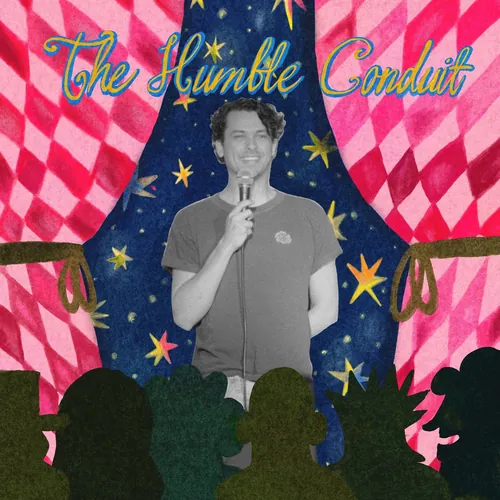 O comediante Jonah Eggleston no palco com cortinas coloridas, obra de arte de Ollie Wootton.