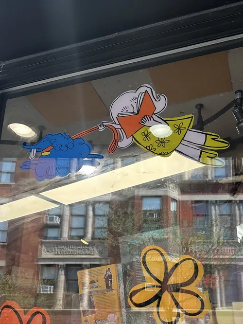 Desenho animado de uma mulher voando e segurando um cachorro azul, por Ollie Wootton.