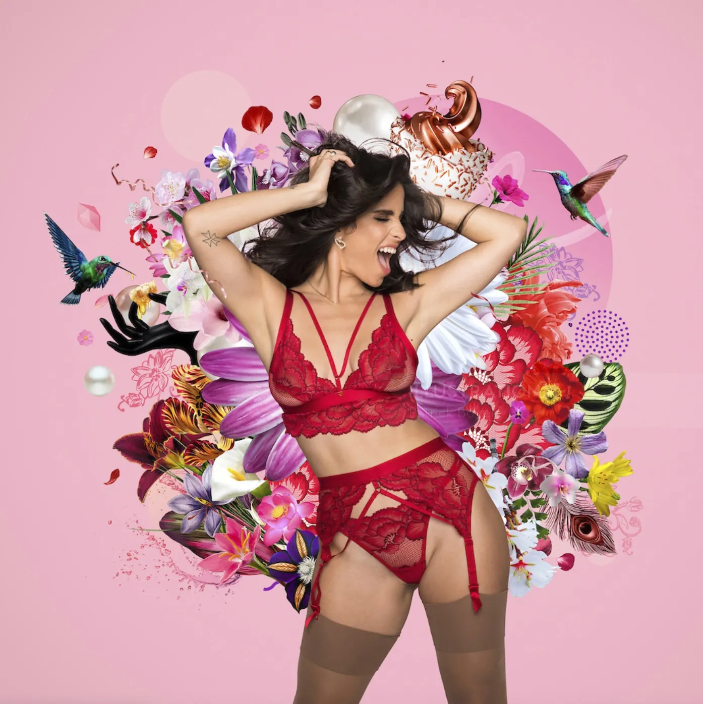 Eine Frau in roter Lingerie, umgeben von bunten Blumen und Kolibris (Foto: Patrick Boyer)