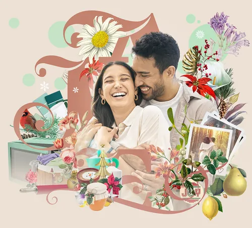 Ein glückliches Paar umarmt sich, umgeben von Blumen und Vintage-Gegenständen (Foto: Patrick Boyer).