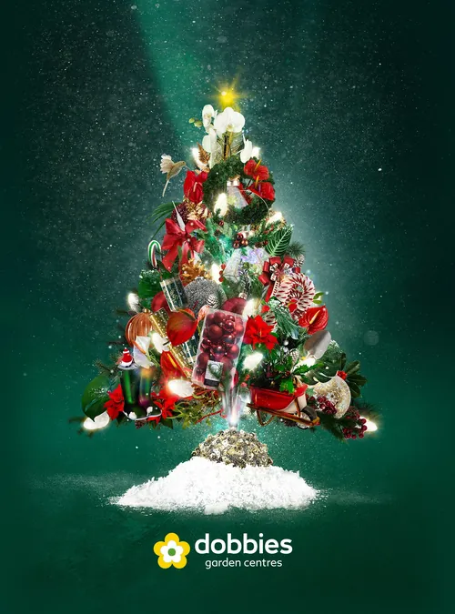 Weihnachtsbaum mit Lichtern und Dekorationen in der Dobbies-Kampagne von Patrick Boyer