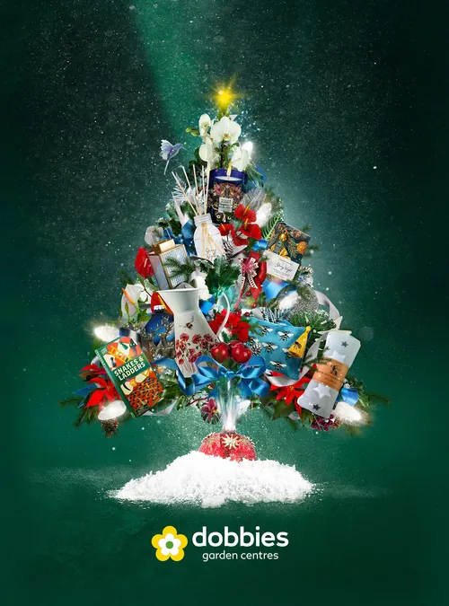 Weihnachtsbaum aus Gartenprodukten und Weihnachtsartikeln von Patrick Boyer