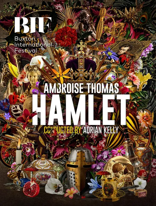 Farbenfrohe Collage mit Werbematerial zur Hamlet-Oper, Totenkopf und Krone