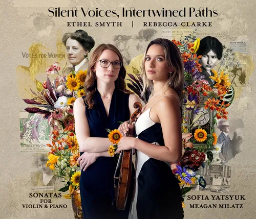 Zwei Frauen mit Geige und Klavier, umgeben von Blumen und historischen Porträts.