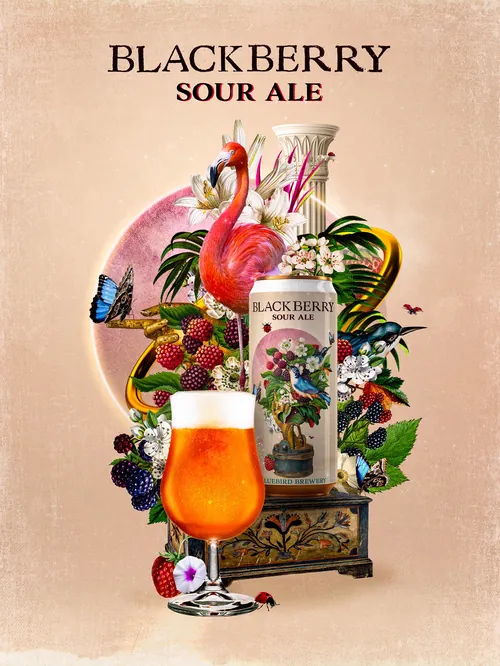Ein Glas Brombeer-Sauerbier mit Flamingo- und Fruchtmotiven von Patrick Boyer