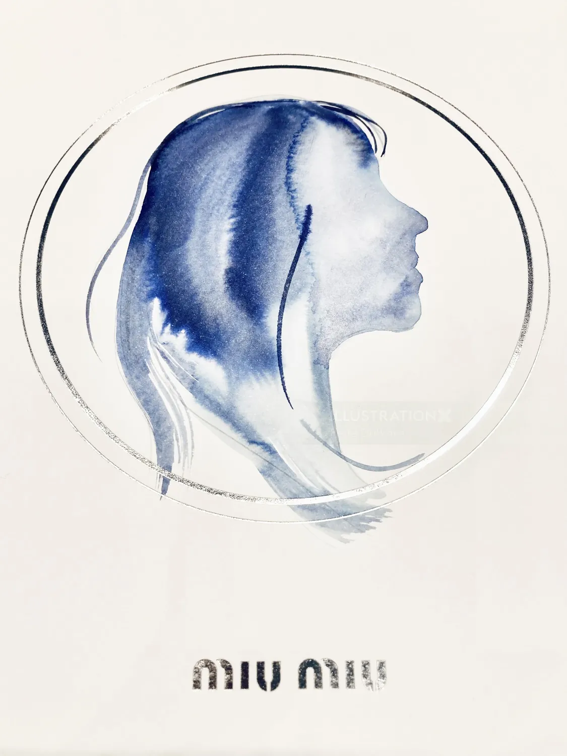 Blaue Aquarellmalerei zeigt ein Seitenprofil einer Frau in einem Kreis mit folgendem Text.