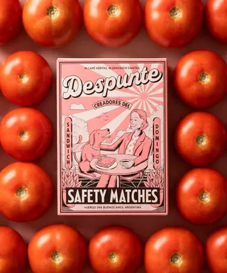 Dispute Boîte d'allumettes de sûreté entourée de tomates