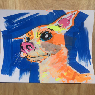 Evento en vivo dibujando perro colorido.
